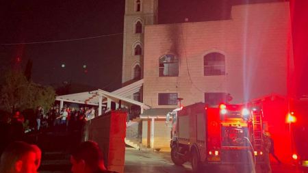 اندلاع النيران بمسجد في مدينة عرابة البطوف